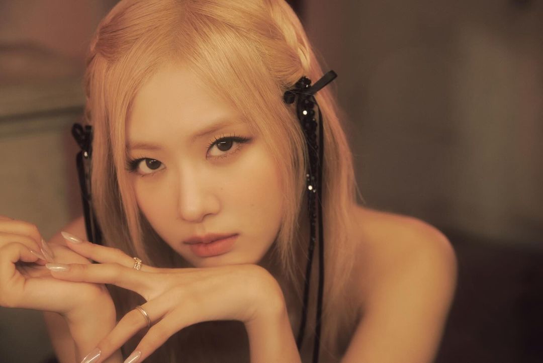 Rose BLACKPINK Berikan Kode tentang Lagu 'Vampirhollie' di Hari Ultahnya, Proyek Solo Terbaru?