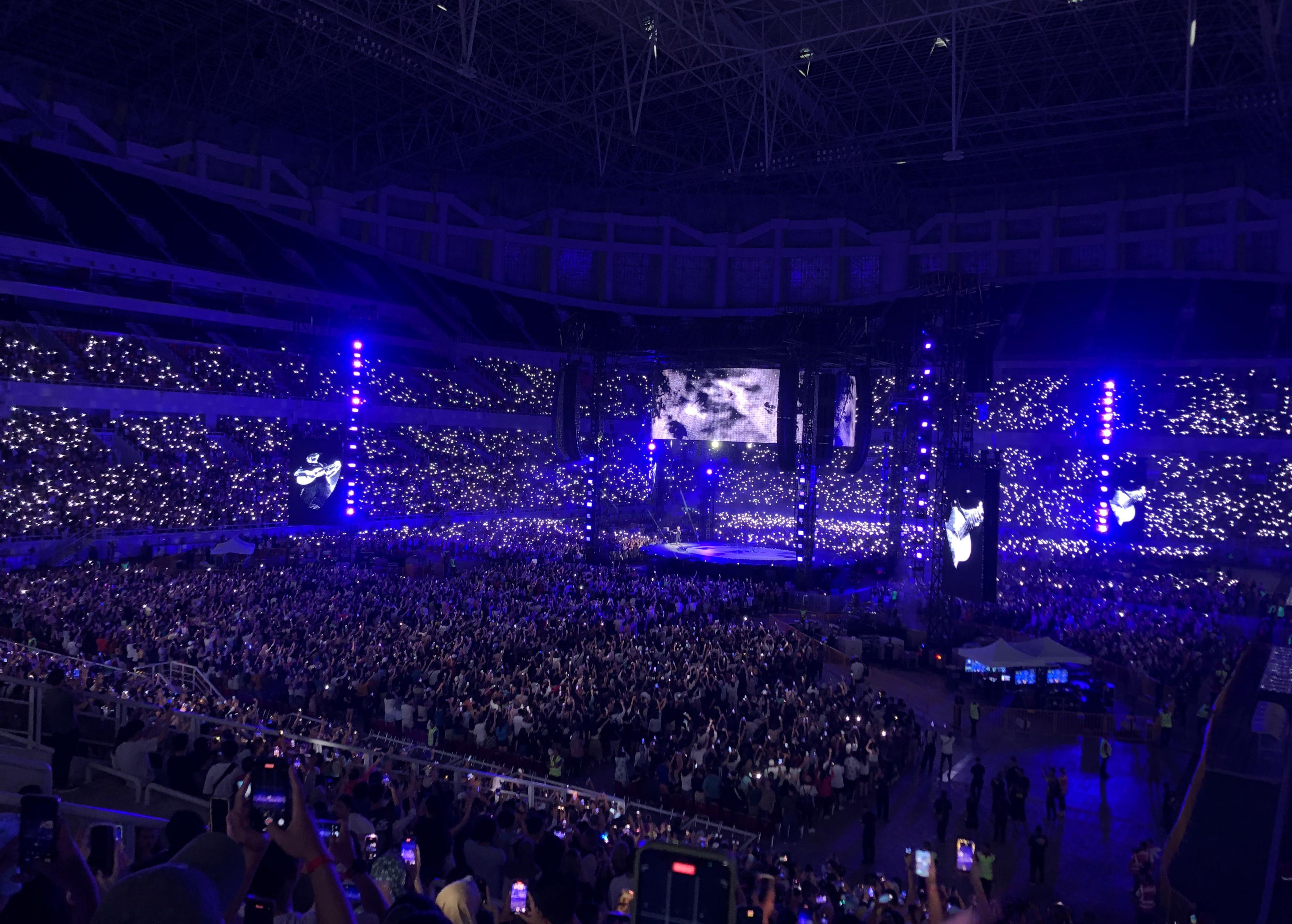 Pecah! Penampilan Ed Sheeran di JIS Buat Penonton Kompak Hidupkan Flash
