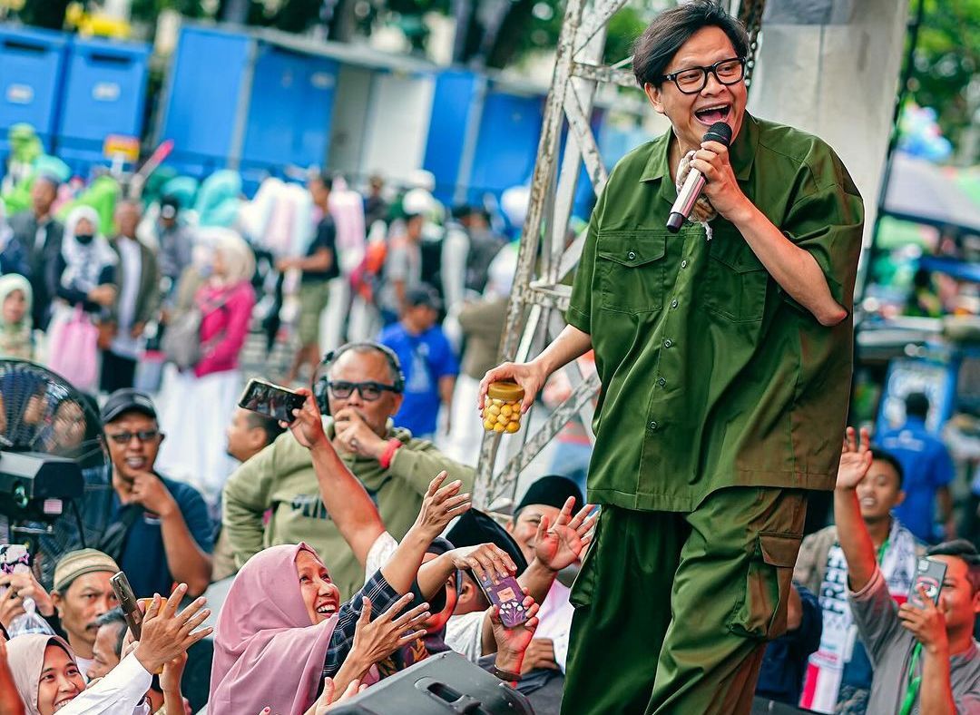 Ketika Armand Maulana Dapat 'Saweran' Nastar dari Emak-emak Saat Manggung