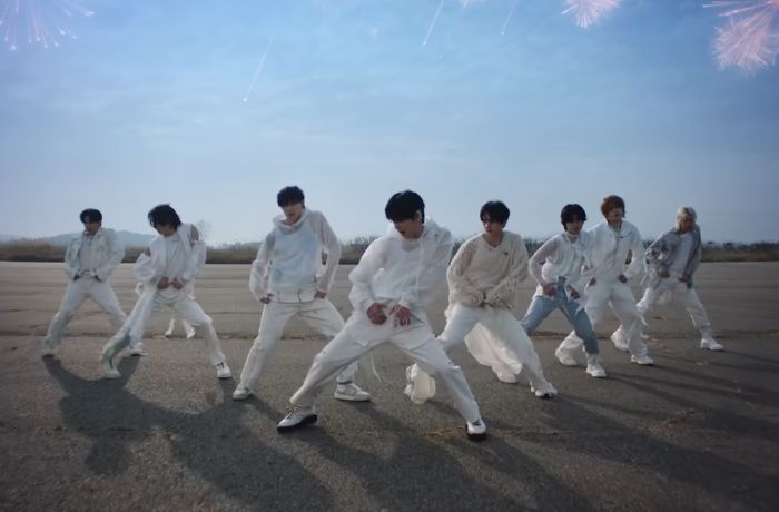 Stray Kids Gandeng Charlie Puth di Single Berbahasa Inggris Terbaru Berjudul 'Lose My Breath'