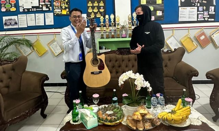 Tiba di Indonesia, Alan Walker Langsung ke Medan Temui Guru Musik Viral Tri Adinata