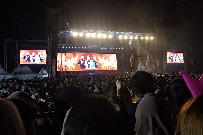 Penonton Penuhi Candi Prambanan di Konser 'The Hits Tour Westlife 2024'