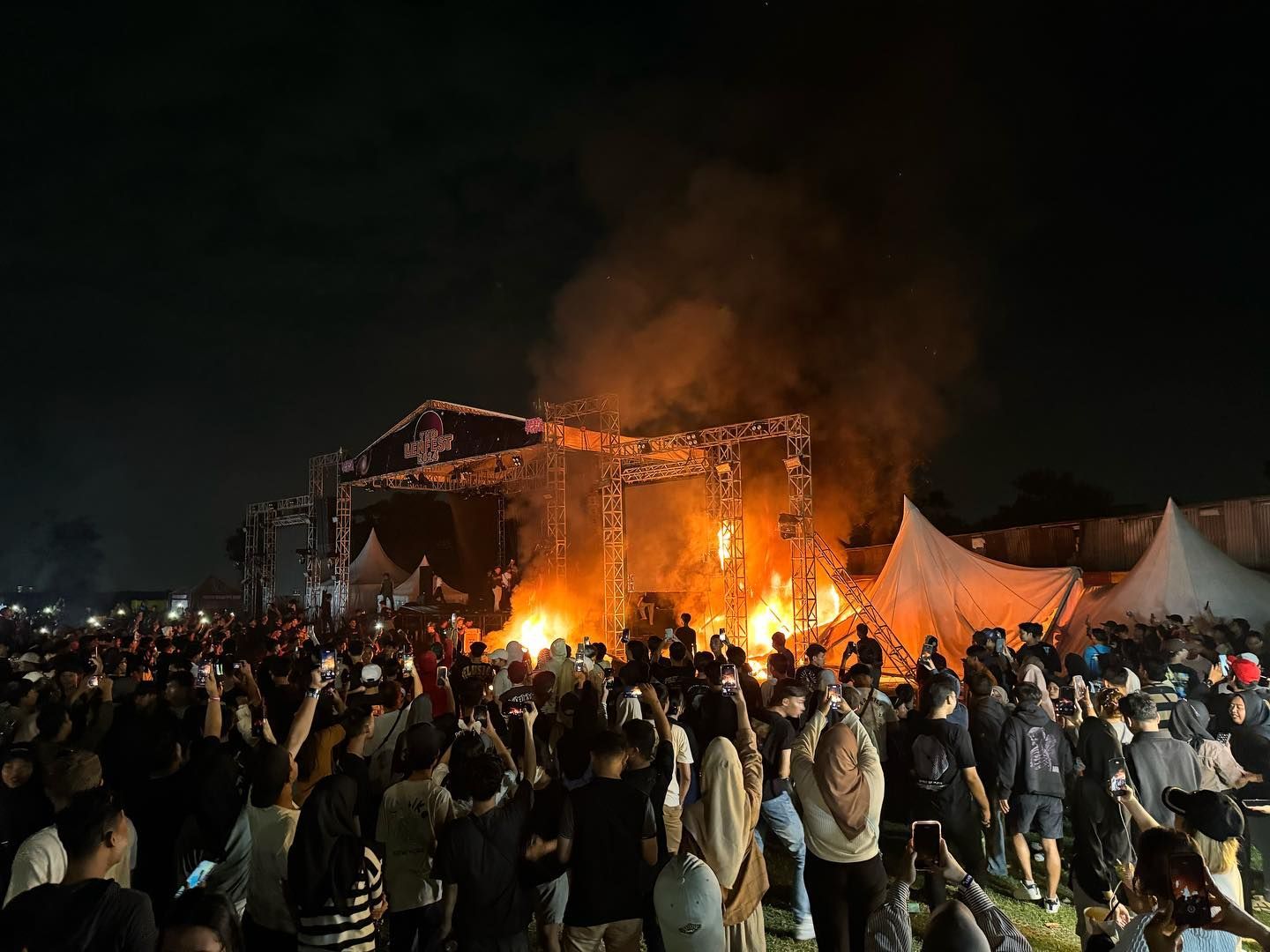 Konser Lentera Festival di Tangerang Rusuh, Penonton Ngamuk hingga Bakar Panggung