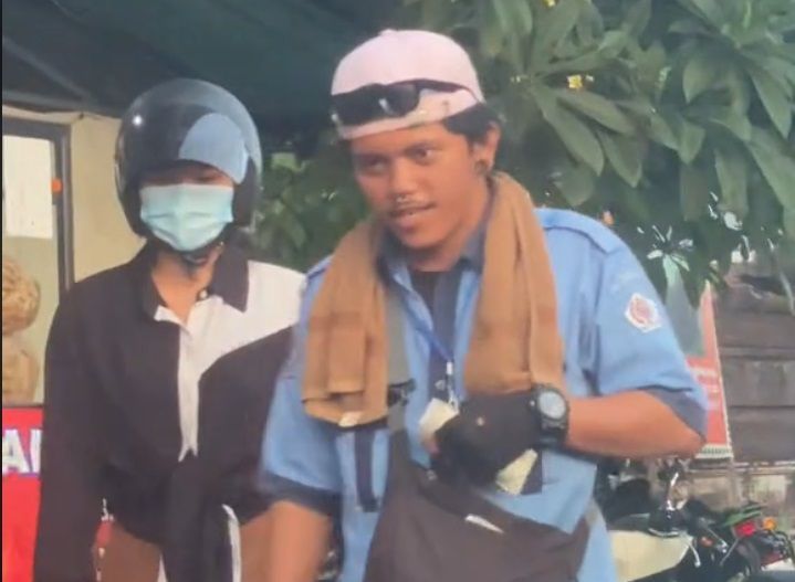 Kocak! Tukang Parkir Ini Mirip Bruno Mars Viral di Media Sosial