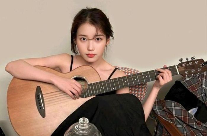 IU Belikan Tiket  Pesawat Kelas Bisnis Untuk 100 Staff Sebagai Penghargaan Atas Kerja Keras Mereka