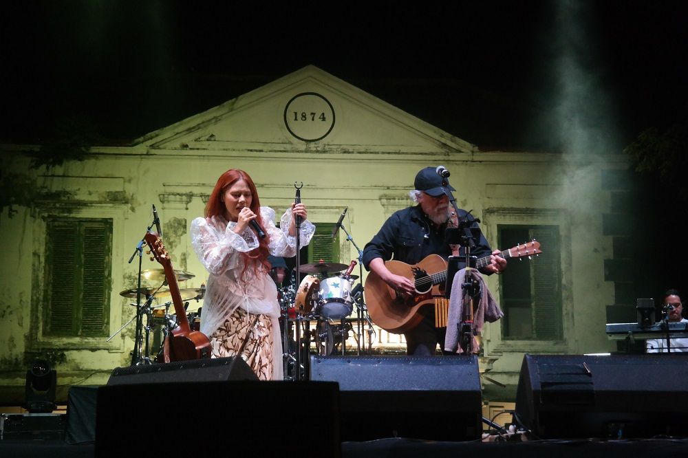 Konser Dua Generasi Iwan Fals dan Nadin Amizah Hipnotis Ribuan Penonton di Solo