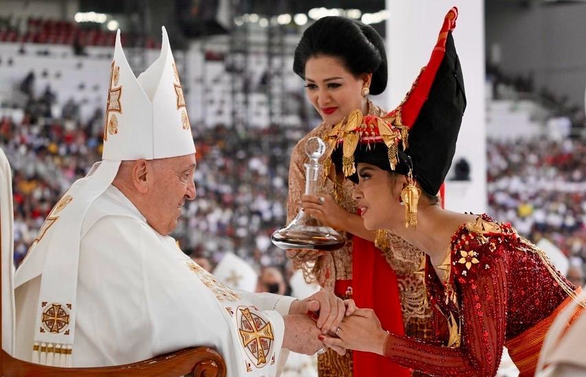 Tidak Hanya Tampil Bawakan Lagu di Misa Akbar, Lyodra Ginting Juga Diberkati Langsung oleh Paus Fransiskus