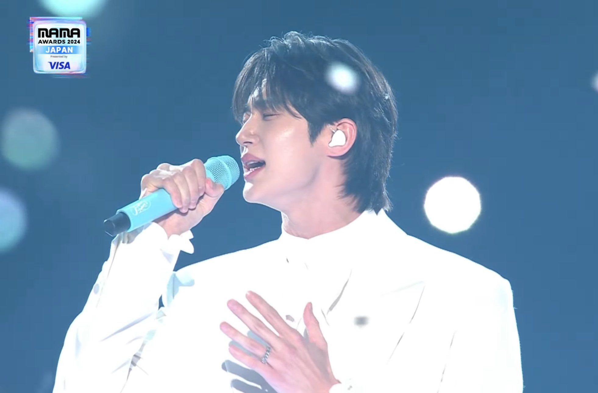 Byun Woo Seok Kejutkan Penonton dengan Bernyanyi ‘Sudden Shower’ di MAMA Awards Jepang 2024