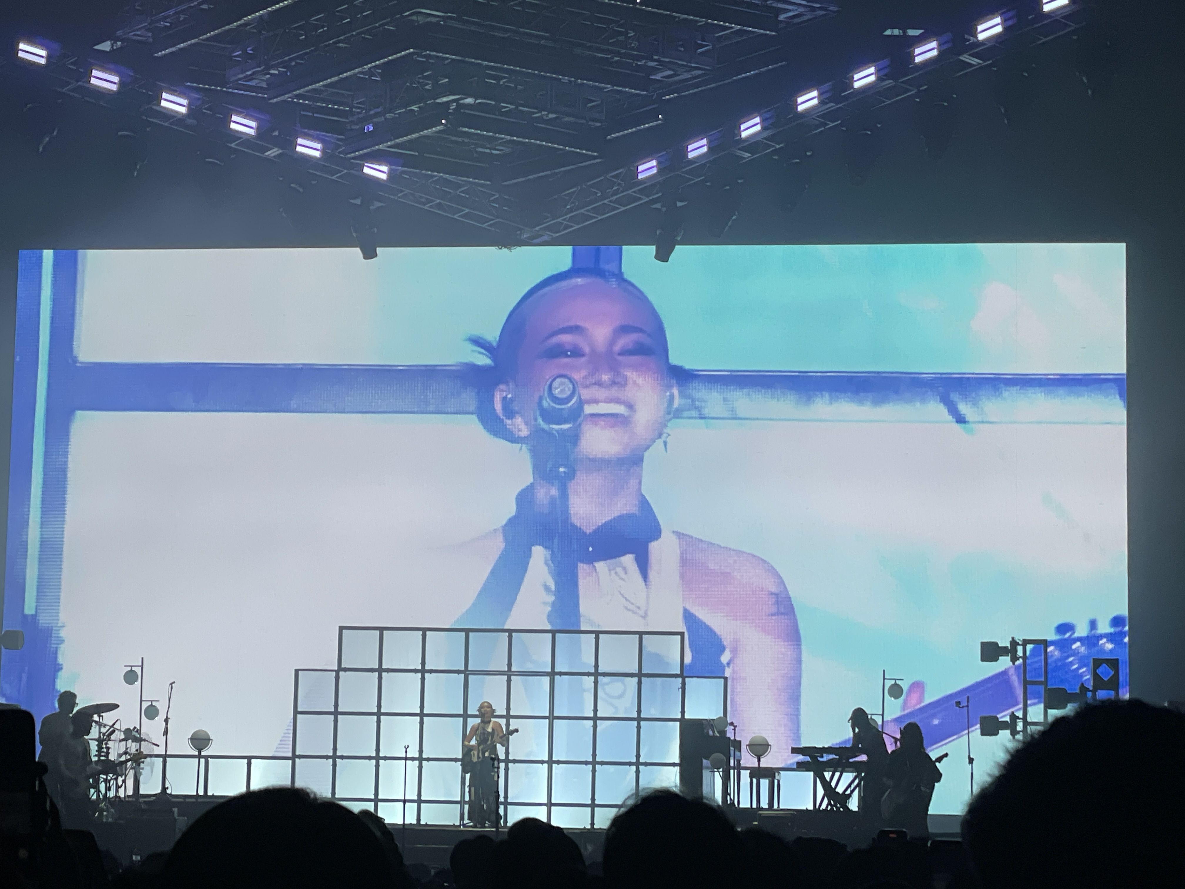 NIKI Ungkap Makna “Buzz Around World Tour 2025” di Konser Hari Kedua di Jakarta