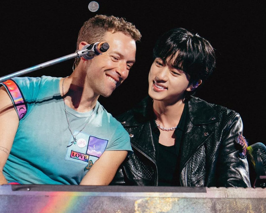 Jin BTS Bikin Kejutan di Konser Coldplay di Korea, Bawakan Lagu Bareng Chris Martin