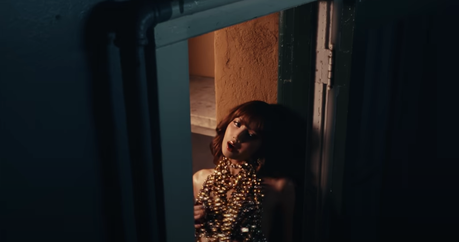 Lisa Blackpink dan Tyla Tampil 'Panas' di MV 'When I'm With You'