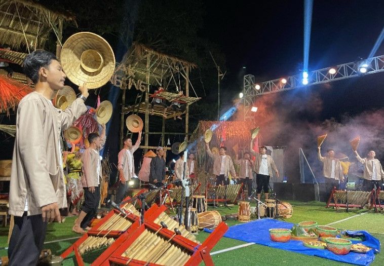 Kolaborasi Epik! Seniman Muda dan Maestro Lestarikan Angklung Paglak Banyuwangi