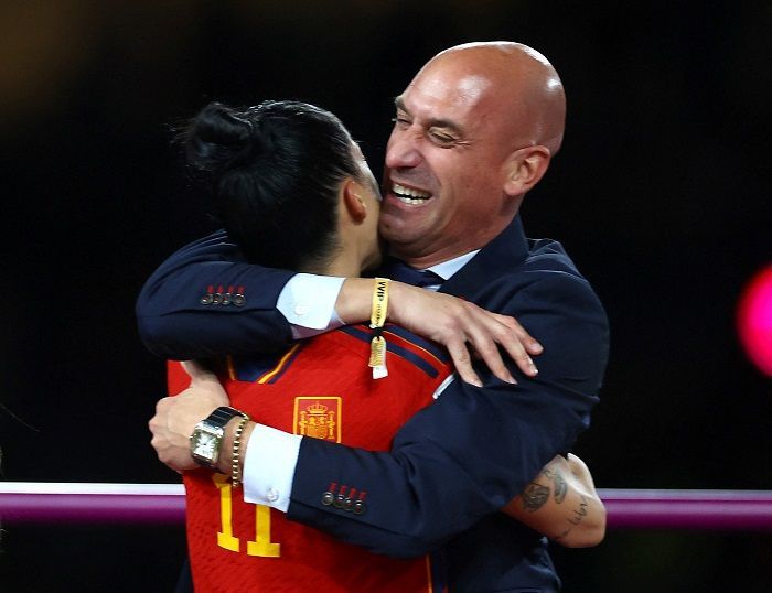 Ketum PSSI Spanyol Dikecam Usai Cium Bibir Pemain Timnas Wanita Spanyol saat Perayaan Gelar Juara Dunia