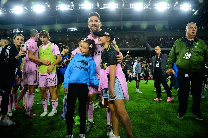 Lionel Messi Baik Banget, Anak-anak Chiellini pun Girang Foto Sama Dia!