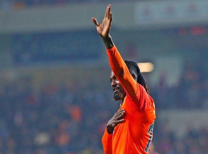 Kisah Emmanuel Adebayor, Karier Sepak Bolanya Hancur karena 'Disantet' oleh Ibunya Sendiri!
