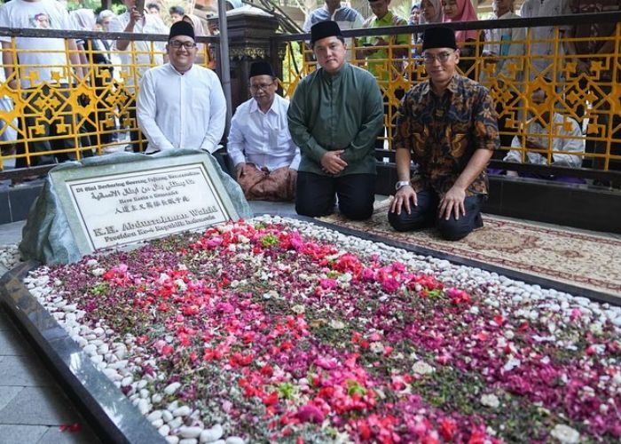 Erick Thohir Ziarah ke Makam Gus Dur dan Sowan ke Ulama Jatim, Minta Didoakan Piala Dunia U-17 Lancar