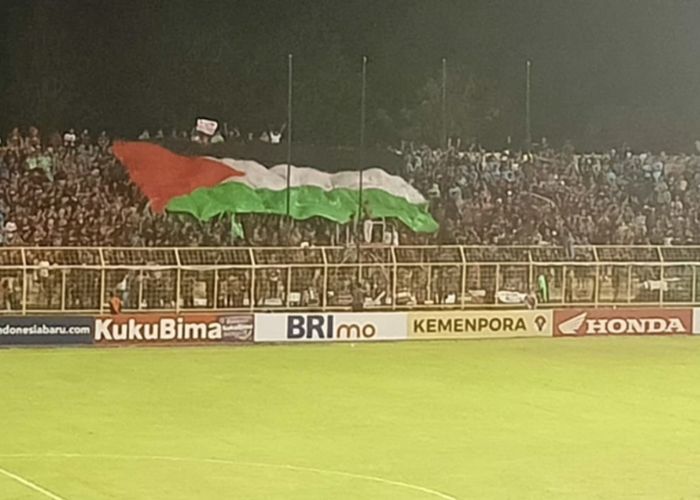Bendera Palestina Berkibar di Stadion Gelora Bj Habibie Parepare saat Laga PSM vs Persija