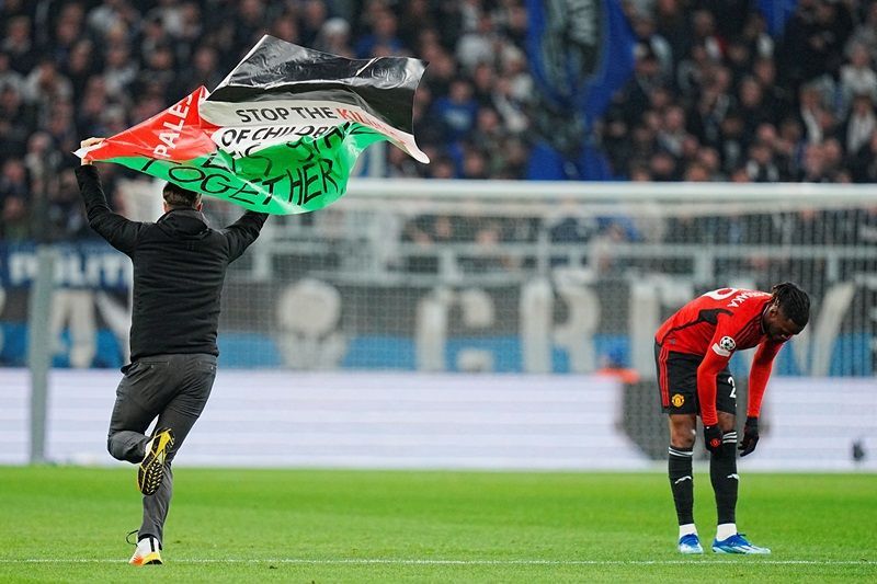 Manchester United Keok Lagi, Bendera Palestina Berkibar di Lapangan!