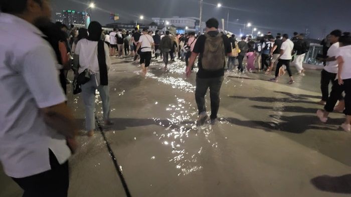 Piala Dunia U-17 2023 Diwarnai dengan Banjir di JIS, Penonton Pulang Buka Sepatu