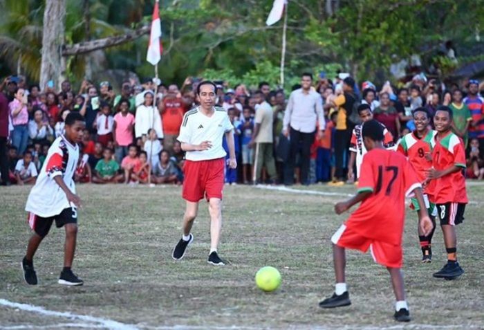 Presiden Jokowi Ajak Pelajar Biak Numfor Bermain Sepak Bola di Lapangan Sorido