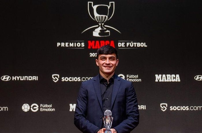 Wonderkid Barcelona Pedri Raih Penghargaan Favorit Penggemar 2023/2023