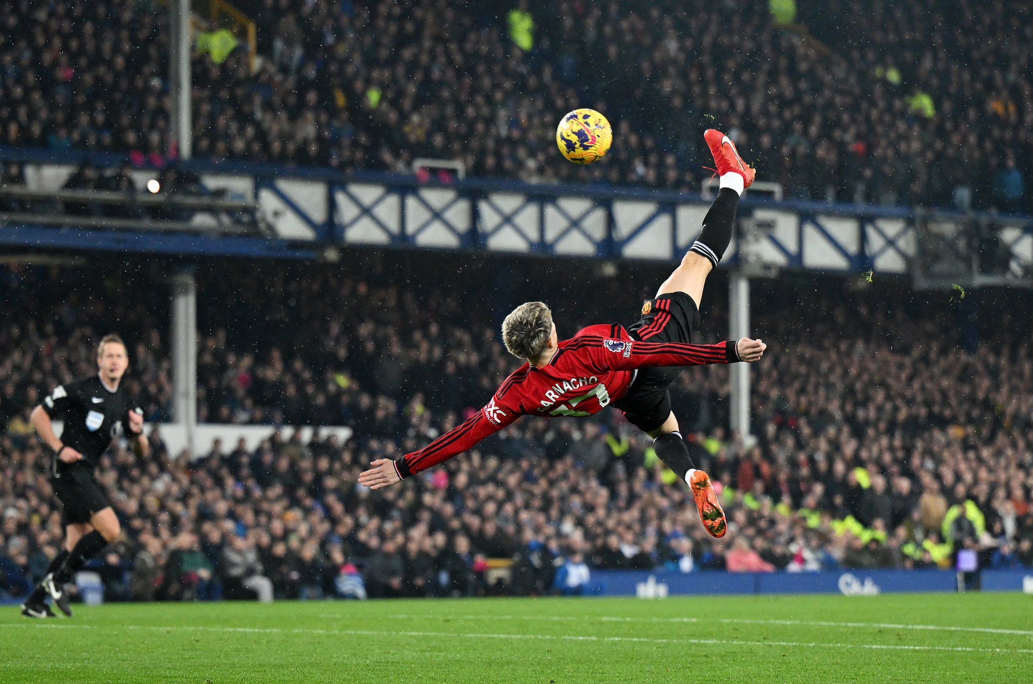 Alejandro Garnacho Menangkan Puskas Awards Berkat Gol Salto Epiknya ke Gawang Everton