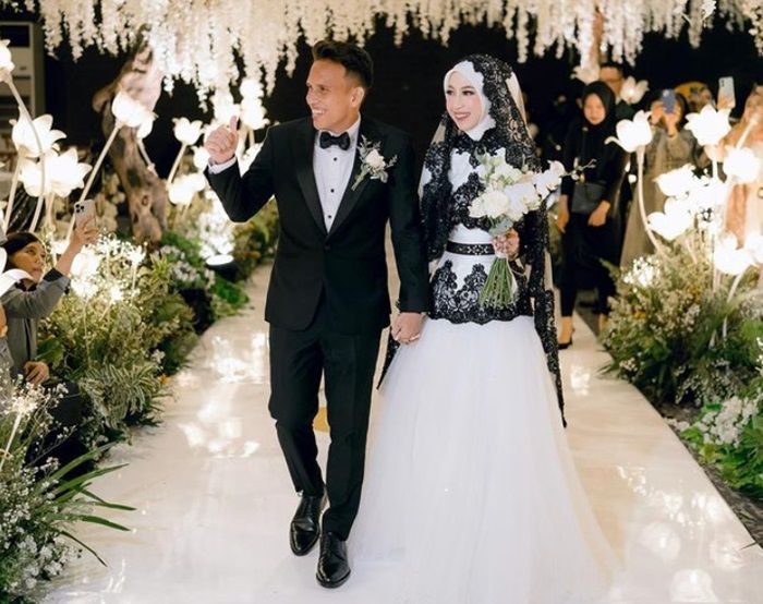 Elegansi Abadi: Gaun Pernikahan Adiba dan Egy Karya Ivan Gunawan yang Mempesona