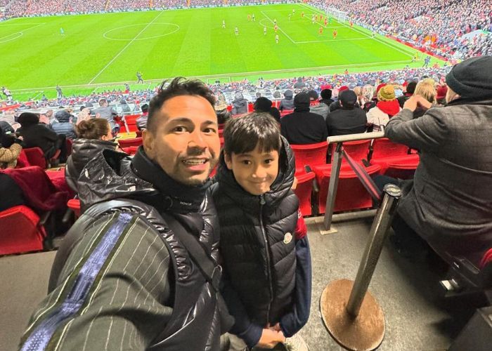 Raffi Ahmad dan Rafathar Nonton Langsung Laga Liverpool vs Newcastle, Semringah Foto Pakai Jersey