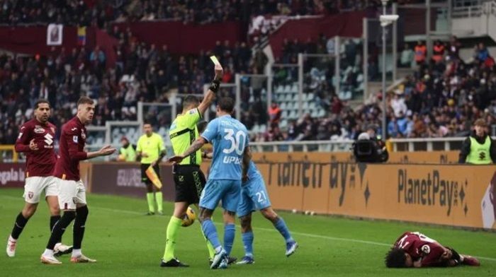 Pasquale Mazzocchi Dapat Kartu Merah Kurang dari 5 Menit Usai Jalani Debut Bersama Napoli!