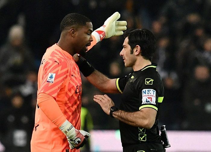 Kipernya Dapat Perilaku Rasial, AC Milan: Kami Bersamamu, Mike!