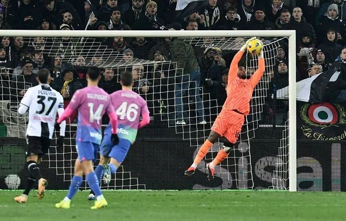 Mike Maignan Berjuang Melawan Rasisme, Pertandingan Udinese Vs AC Milan Hampir Tak Dilanjutkan
