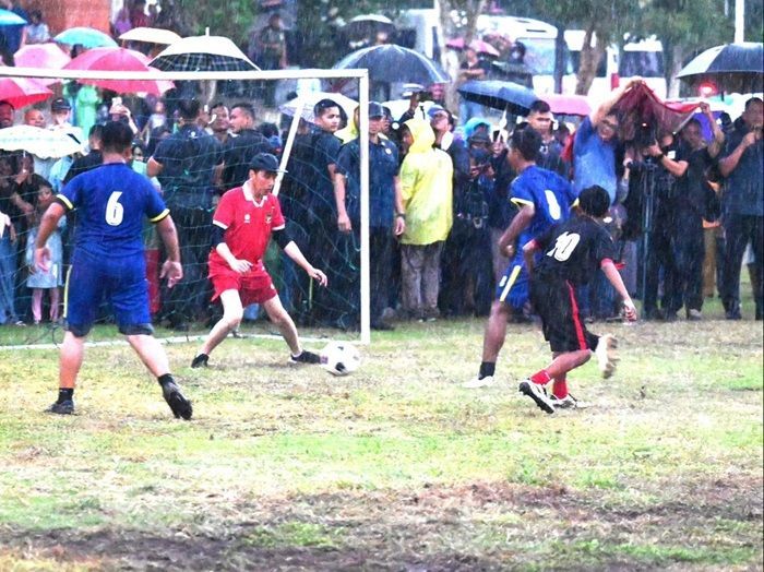 Asyiknya Presiden Jokowi Main Sepak Bola sama Anak-Anak saat Hujan Deras di Sleman