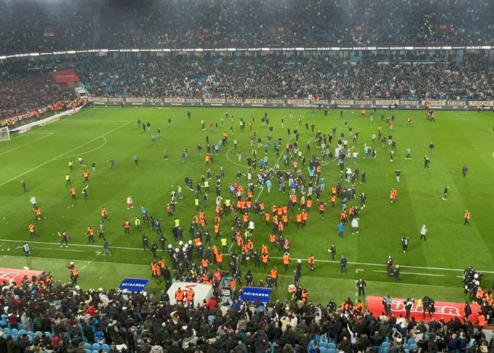 Trabzonspor dan Fenerbahce Disanksi Buntut Insiden Kerusuhan di Liga Super Turki, Didenda Rp1,5 M!