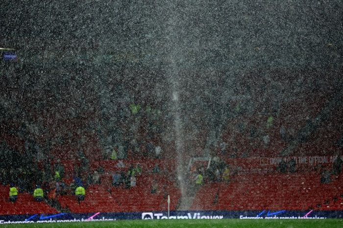 Old Trafford Banjir usai MU Kalah dari Arsenal, Netizen: Stadionnya Ikut Nangis 