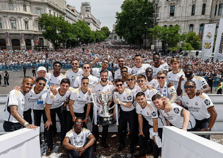 Pecah! Ribuan Madridista Penuhi Parade Juara Real Madrid di Plaza Cibeles