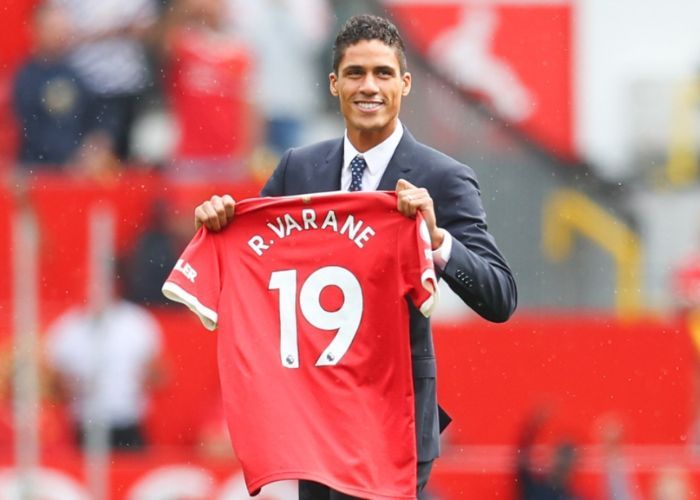 Momen Haru Raphael Varane Sampaikan Salam Perpisahan Kepada Para Penggemar Manchester United