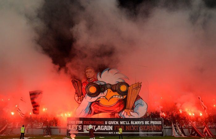 Fans Nyalakan Flare di Laga Bali United Vs Borneo FC: Mimpi Buruk Bagi Sepak Bola Indonesia?