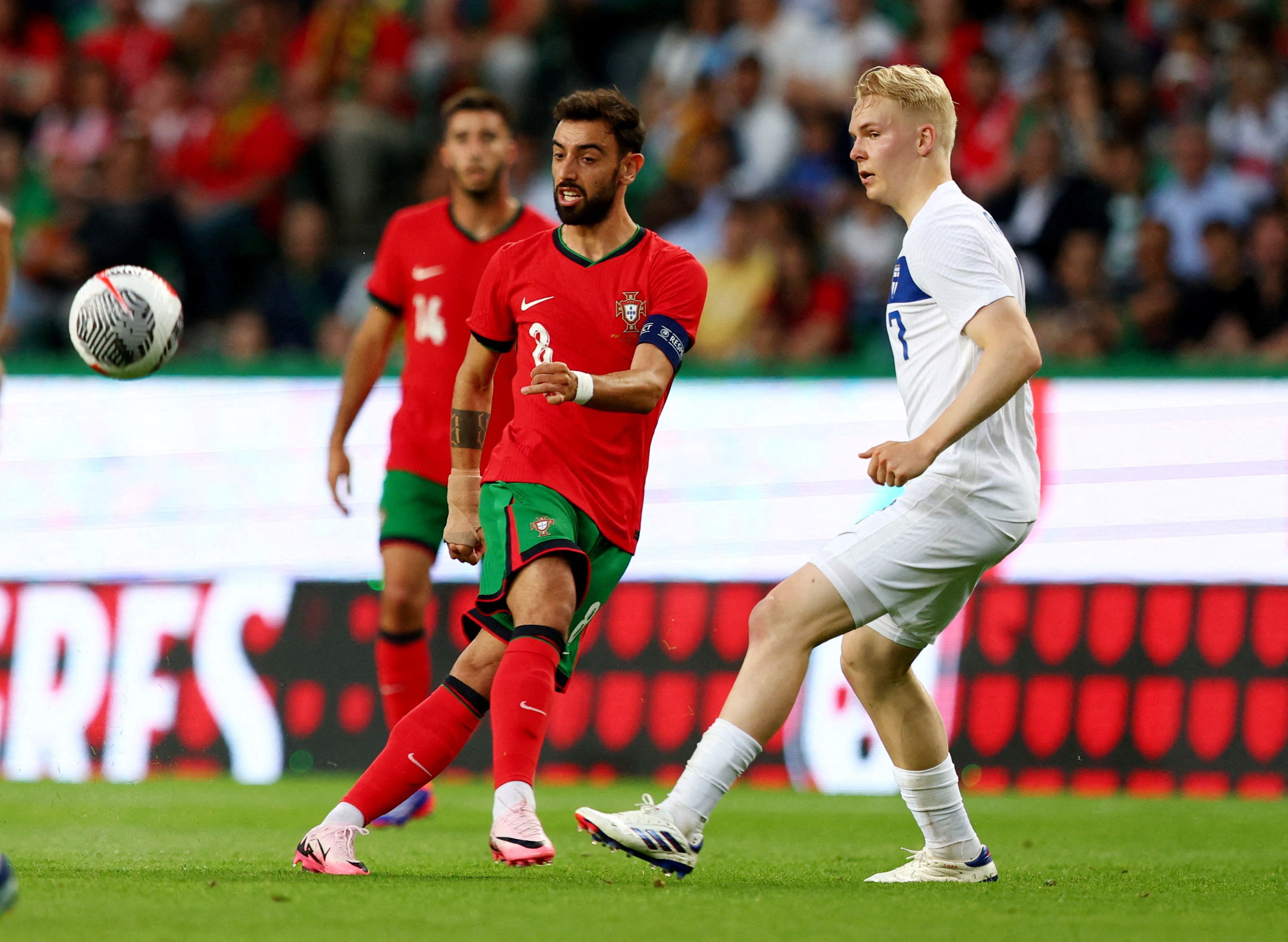 Brace Bruno Fernandes Bawa Portugal Kalahkan Finlandia 4-2