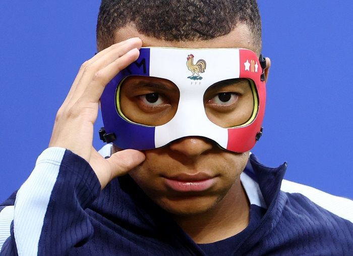 Kylian Mbappe Siap Tanding Lawan Belanda Dengan Topeng Bendera Prancis
