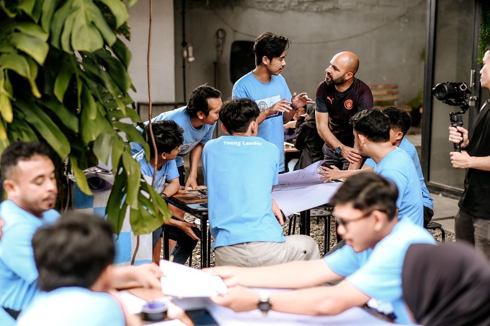 Keseruan Pelatih Manchaster City Selama di Bandung  Melatih Anak Muda Curi Perhatian