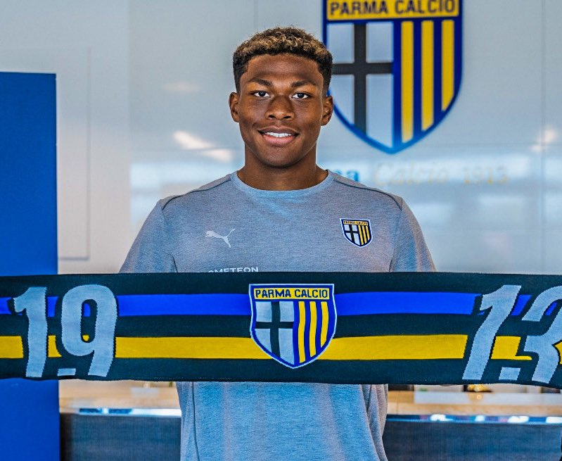 Kiper asal Jepang Benvenuto Zion Suzuki Resmi Berseragam Parma