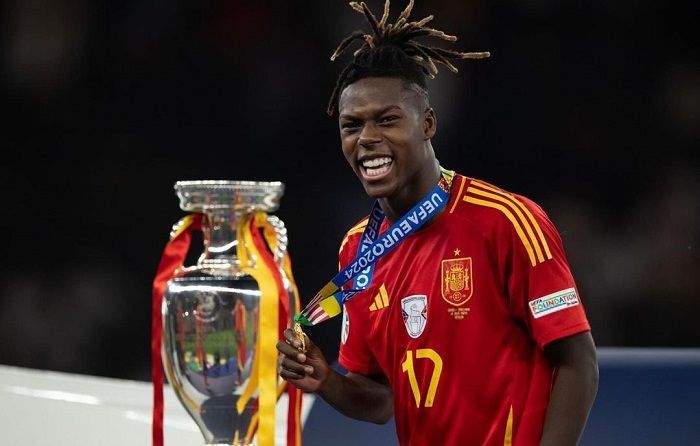 Bikin Mewek! Ternyata Ini Alasan Nico Williams Mengalungkan Medali Juara Euro 2024 ke Ibunya