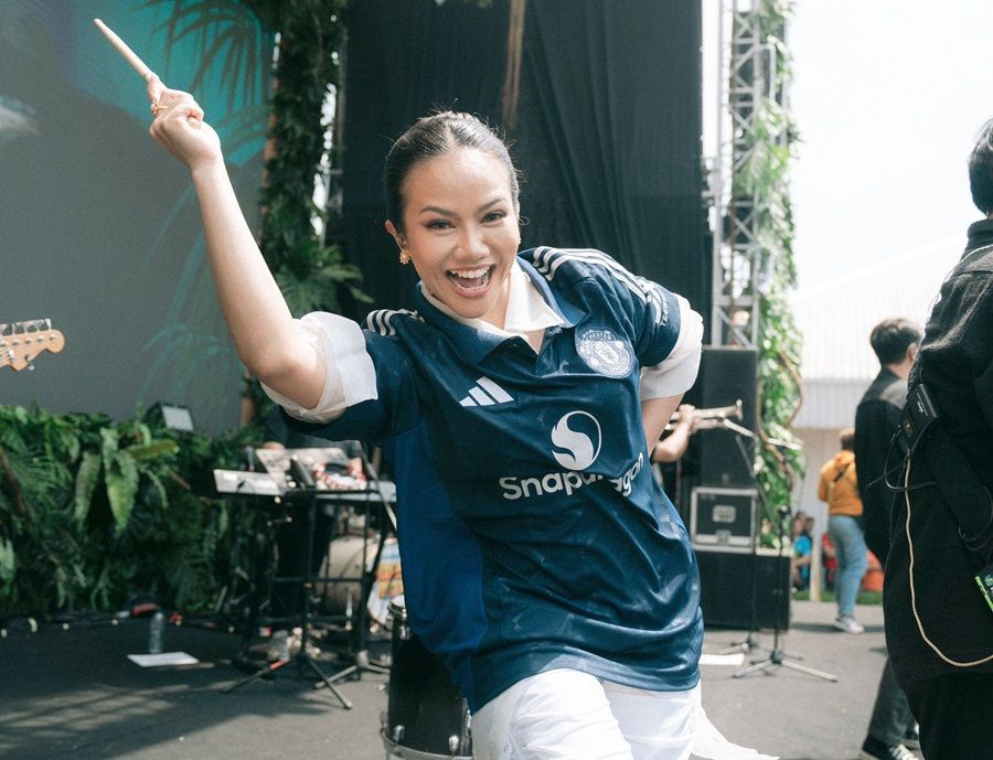 Fix Bergelar Yura Yunited! Yura Yunita Pakai Jersey MU saat Konser