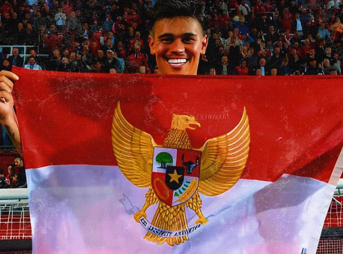 Bangga! Mees Hilgers Bentangkan Bendera Indonesia Usai Bawa FC Twente Menang