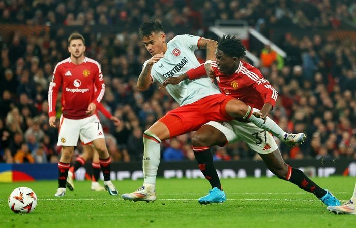 FC Twente Tahan Imbang MU 1-1 di Old Trafford, Bek Timnas Indonesia Mees Hilgers Tampil Solid