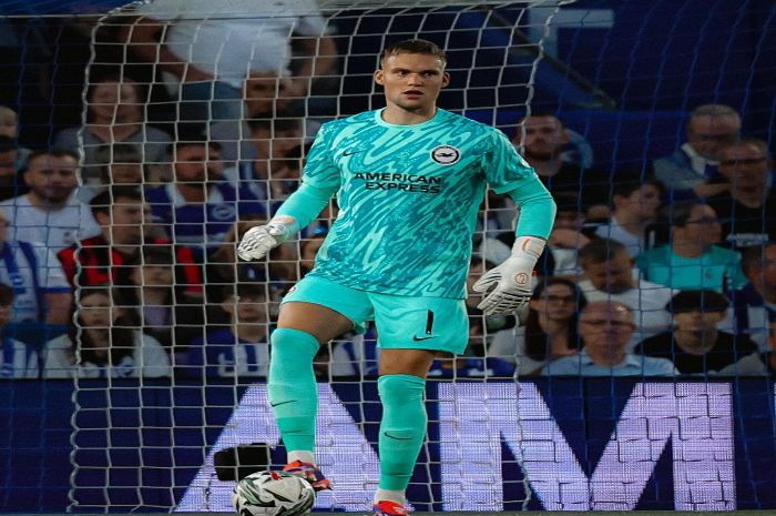 Barcelona Kepincut Datangkan Kiper Muda Brighton Bart Verbruggen
