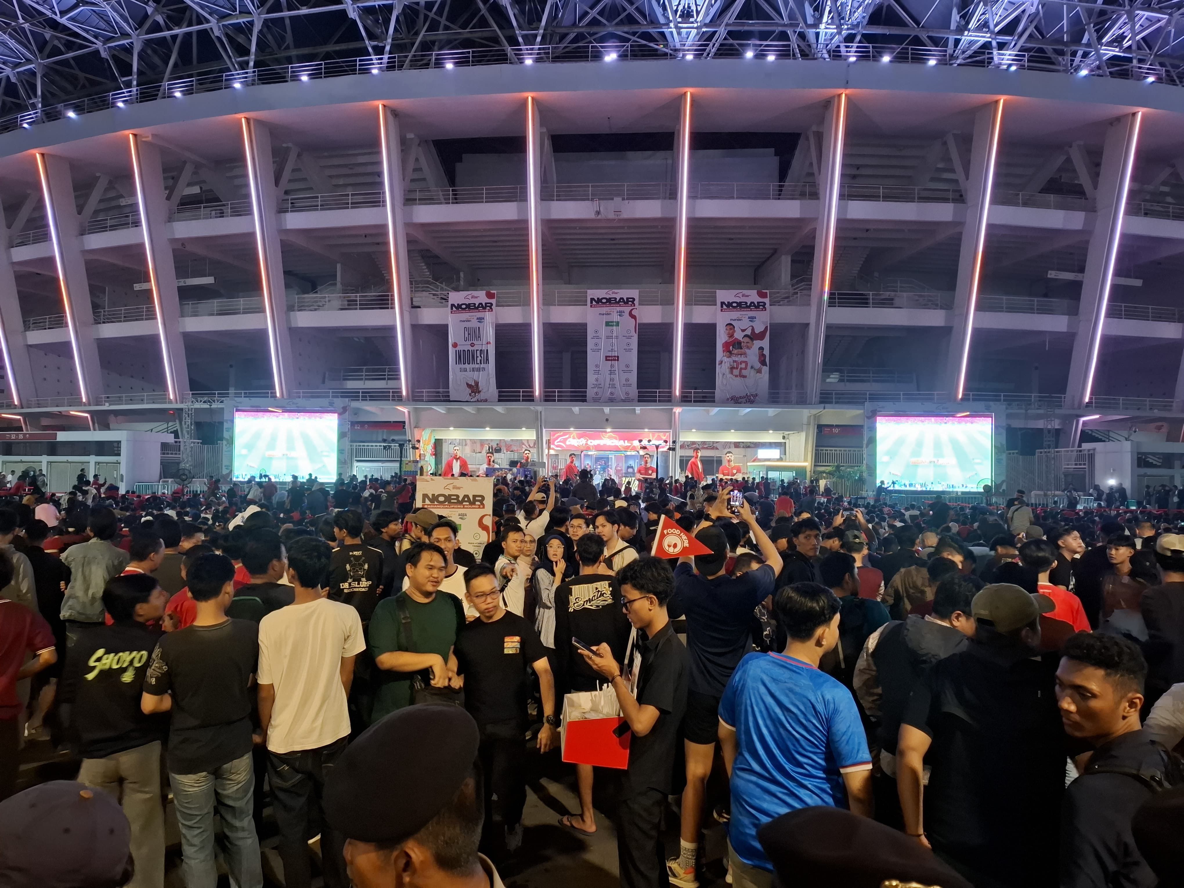 Intip Keseruan Nobar Timnas Indonesia vs China di SUGBK: Warga Ramai bak Semut!