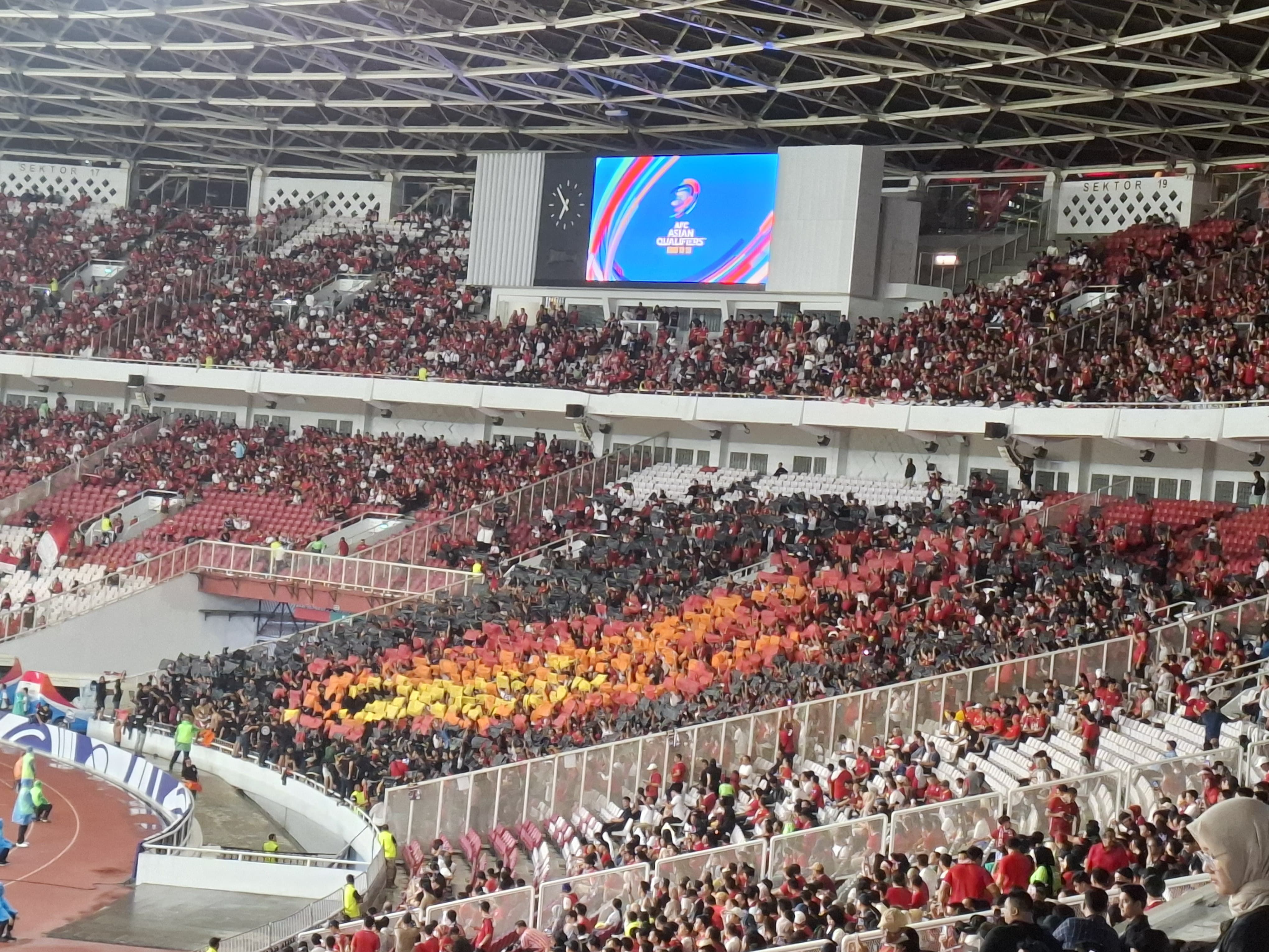 Kain Hitam, Kuning, Oren Serentak Dipamerkan di Tribun GBK saat Laga Indonesia vs Arab, Apa Artinya?