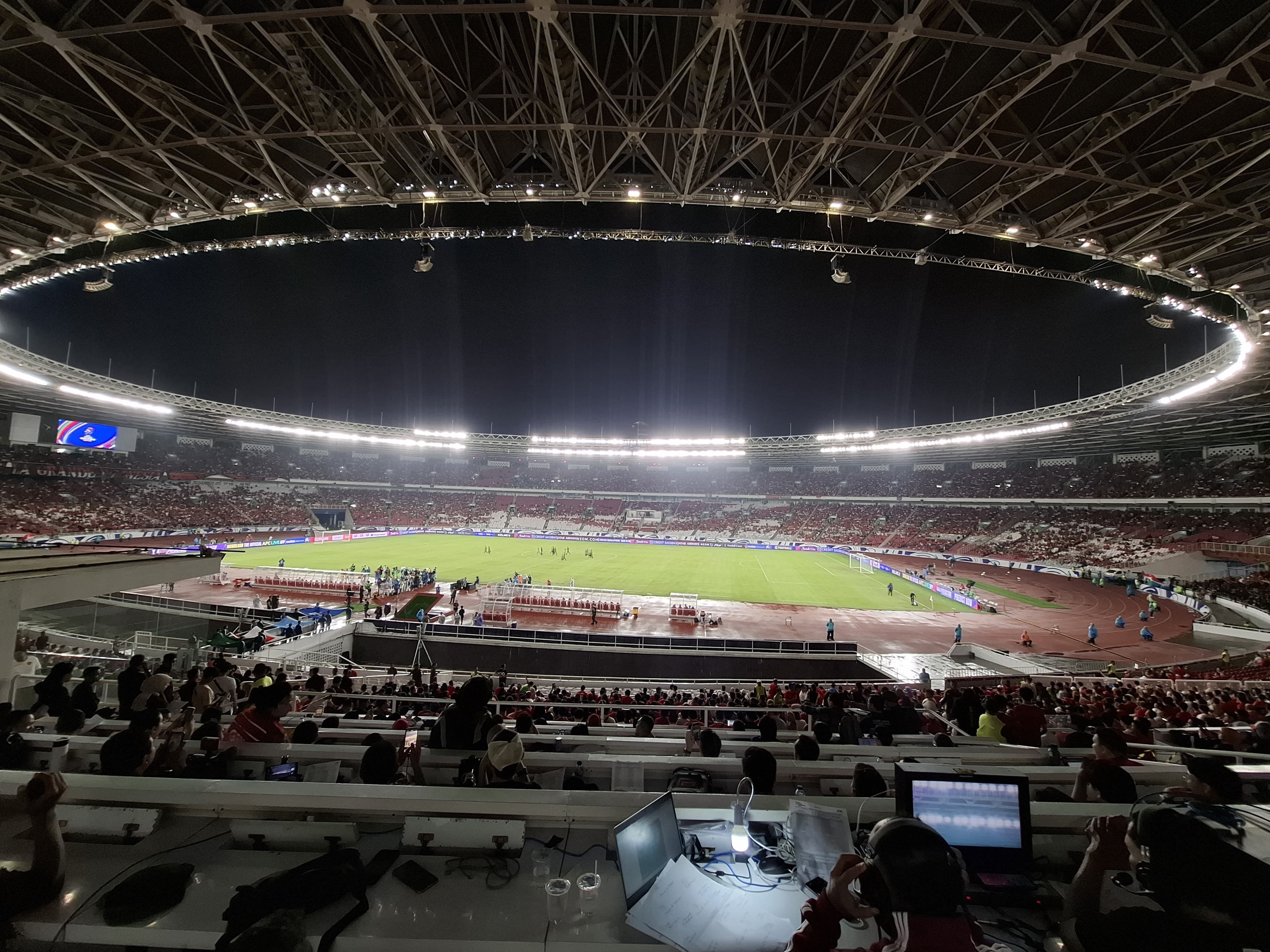 Hujan Guyur Lapangan Hijau GBK di Tengah Laga Timnas Indonesia Vs Arab Saudi