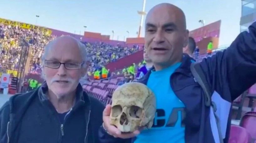 Unik! Suporter Klub Argentina ini Bawa Tengkorak Kakeknya ke Final Copa Sudamericana 2024